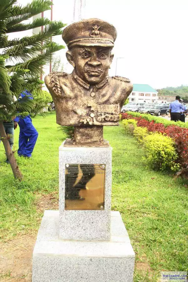 Photos: Korede Bello Joins Arase In Unveiling The Bust Of The First Indigenous IGP